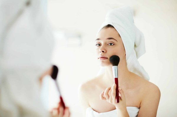 Comment choisir les meilleurs produits de maquillage pour un teint lumineux et naturel ?