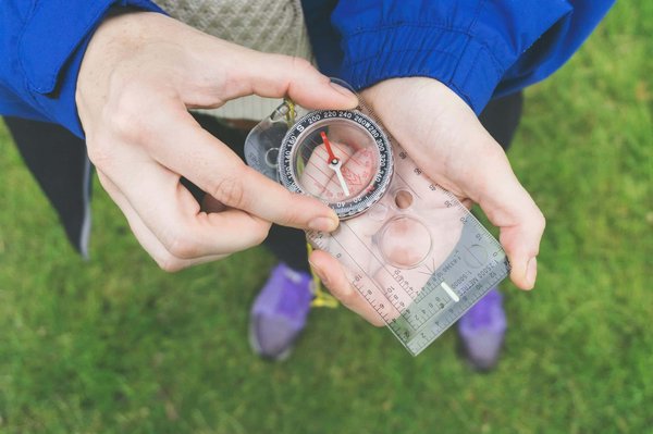Comment planifier une journée de randonnées urbaines pour découvrir sa ville différemment?