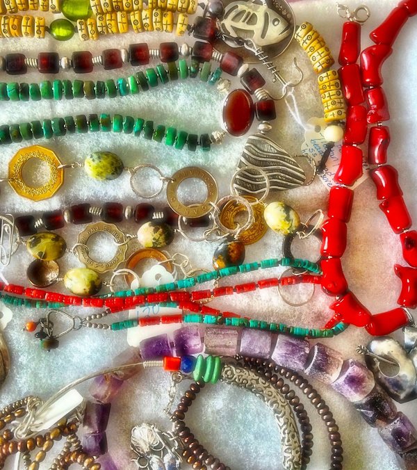 Quels types de bijoux privilégier pour mettre en valeur une robe dos nu?