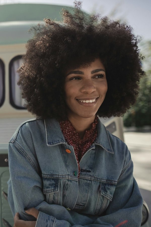 Comment intégrer des accessoires en denim dans une tenue de ville?