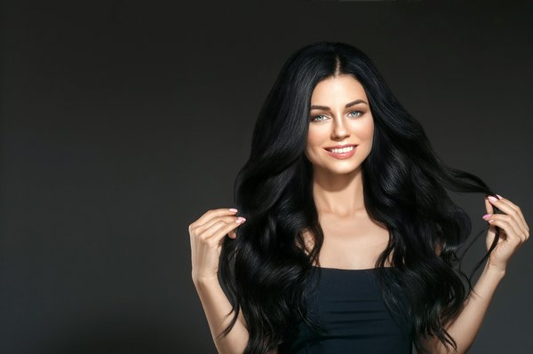 Couleur noir pour cheveux : conseils pour réussir son application